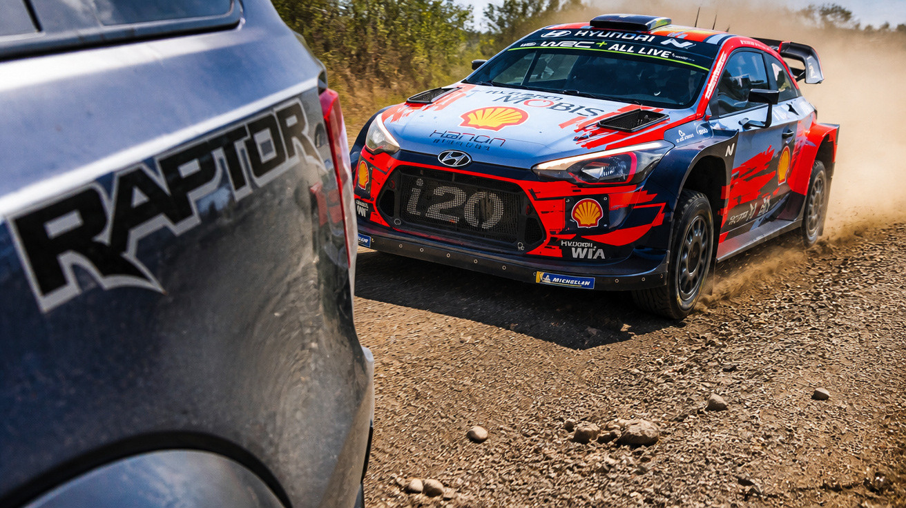 Carro de rally Hyundai i20 competindo em estrada de terra com poeira ao fundo, próximo a caminhonete Raptor.