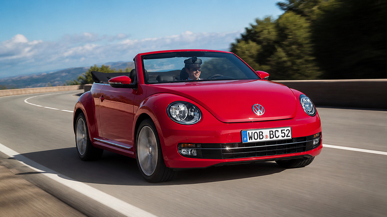 Carro conversível vermelho Volkswagen Beetle em estrada com motorista usando óculos escuros.